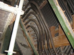 Replacement of pipes for a combustion chamber