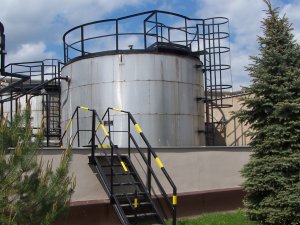 Cleaning and structural survey of tanks containing acid or alkaline