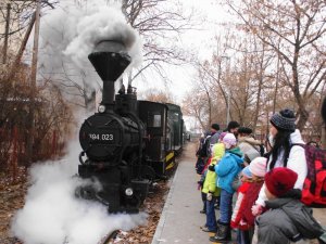 Repair of steam engine called "Zsuzsi"