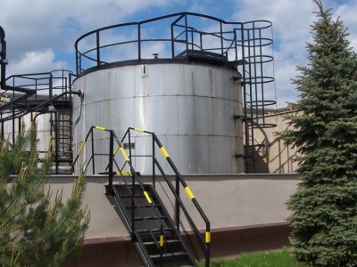 Cleaning and structural survey of tanks containing acid or alkaline